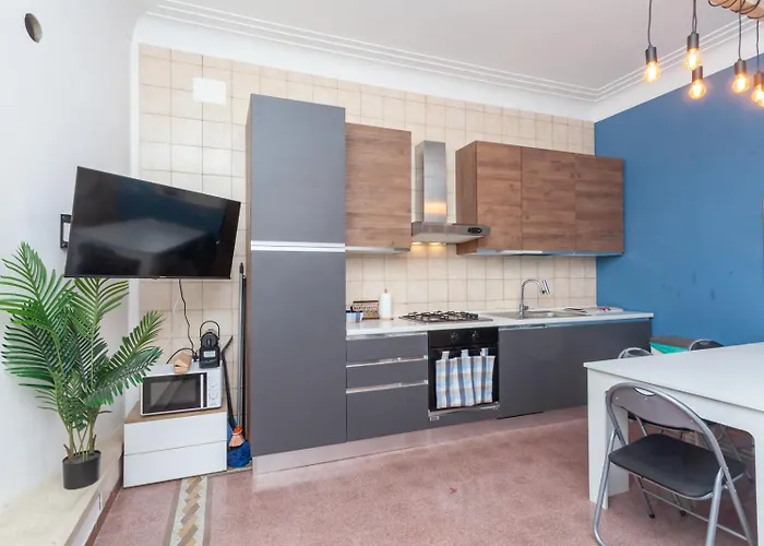 Modern Historic - By Openroma Apartment